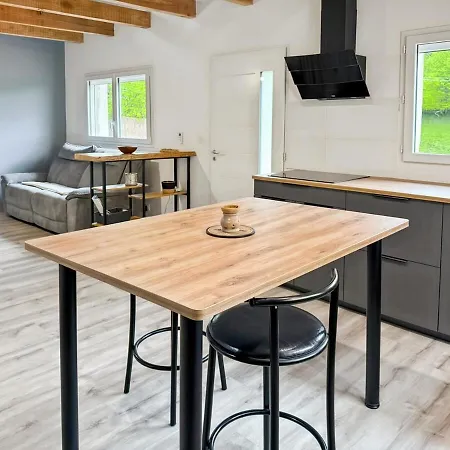Holiday home Maison Au Coeur De La Vallee Du Cantal - 2pers Lascelle